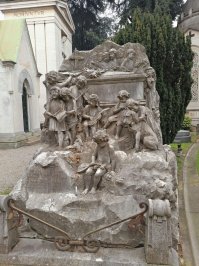 Я был в Милане и Львове на кладбищах, там, конечно реально шедевры архитектуры. При этом, что мне нравится, они не связаны по большей части с крестами, Иисусом и портретами во весь рост умершего. Там это маленький шедевр архитектора, где маленькая фото и даты. За счет этого не кажется таким мрачным и страшным местом, а это скорее музей.