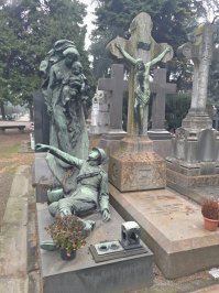 Я был в Милане и Львове на кладбищах, там, конечно реально шедевры архитектуры. При этом, что мне нравится, они не связаны по большей части с крестами, Иисусом и портретами во весь рост умершего. Там это маленький шедевр архитектора, где маленькая фото и даты. За счет этого не кажется таким мрачным и страшным местом, а это скорее музей.