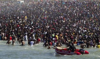 Пляжи ЮАР во время апартеида и после. На втором фото празднование нового года. 
По данным спасательной службы Durban Beach:

-69 потерявшихся детей, через неделю за 31 ребенком родители так и не пришли.

-9 утопленных тел было выловлено в прибрежной полосе, но никаких заявлений о пропажи людей в полицию не поступало.

-пляж был целиком превращен в туалет. Городские службы очистки были вынуждены полностью перепахать тракторами всю площадь зоны отдыха. 
Мандела! Чё-то ты не то сотворил.