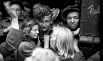 Русские военнопленные  уезжают из Норвегии домой, 1945 год.
Многие норвежцы поддерживали русских заключеных, были налажены хорошие контакты.  Прощание было тяжелым для многих