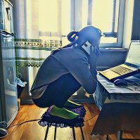 При быстром взгляде создается впечатление, что коврик в воздухе.