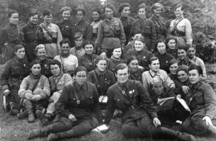 "Первая помощь на поле боя." - голимая постановка. В юбке - на передовой?