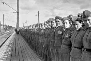 "Первая помощь на поле боя." - голимая постановка. В юбке - на передовой?