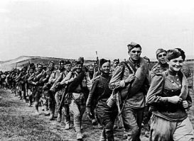 "Первая помощь на поле боя." - голимая постановка. В юбке - на передовой?