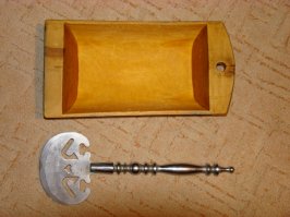 Это часть от "блендера" тех времён. :) Вот, так сказать, полный комплект:
(И мясо в корыте рубить можно было, и тесто, и орехи... Да много чего... Пользуюсь иногда :) )