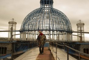 Спасибо, но нет. Не убедили. Ну как такую конструкцию можно создать в одиночку??? Я даже не про религию. Объем работы виден любому, кто построил чуть больше, чем сортир.