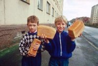 Почему мальчик несёт две буханки хлеба?