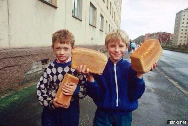 Почему мальчик несёт две буханки хлеба?