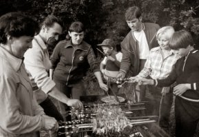 И каждый раз такую тему где автор пытается донести до молодого поколения не знавшего СССР правду о том, что и в 70-е и в 80-е (говорю про то что помню) всегда была еда -да не было дикого выбора из 300 сортов соевой колбасы с химией - было 3 сорта из мяса  ...каждый раз набегают платные либерасты с десятком аккаунтов каждый и начинают "опровергать"

И бесполезно объяснять, что кроме государственных магазинов где была обязательная МИНИМАЛЬНАЯ цена на товары и продукцию, были артели, Потребкооперация, Рынки и Базары.

Нет, сплошным валом идет ложь - "колбасу возили из Москвы!", "мяса не было!", "за молоком стояли с 4 утра!", "вы видимо сын номенклатурного работника?"," ну в Москве иногда выкидывали.." - и все это мракобесие, вся эта клевета вколачивается в головы молодежи - "СССР плохо, прроклятый совок!" "Еды не было все или голодали или помирали в ГУЛАГЕ!"
Знайте молодые люди -ВСЕ ЭТО ЛОЖЬ!

 Еды всякой разной вкусной -мяса, молока,рыбы,колбасы было МНОГО , ДЛЯ ВСЕХ и на любой вкус!