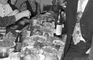 И каждый раз такую тему где автор пытается донести до молодого поколения не знавшего СССР правду о том, что и в 70-е и в 80-е (говорю про то что помню) всегда была еда -да не было дикого выбора из 300 сортов соевой колбасы с химией - было 3 сорта из мяса  ...каждый раз набегают платные либерасты с десятком аккаунтов каждый и начинают "опровергать"

И бесполезно объяснять, что кроме государственных магазинов где была обязательная МИНИМАЛЬНАЯ цена на товары и продукцию, были артели, Потребкооперация, Рынки и Базары.

Нет, сплошным валом идет ложь - "колбасу возили из Москвы!", "мяса не было!", "за молоком стояли с 4 утра!", "вы видимо сын номенклатурного работника?"," ну в Москве иногда выкидывали.." - и все это мракобесие, вся эта клевета вколачивается в головы молодежи - "СССР плохо, прроклятый совок!" "Еды не было все или голодали или помирали в ГУЛАГЕ!"
Знайте молодые люди -ВСЕ ЭТО ЛОЖЬ!

 Еды всякой разной вкусной -мяса, молока,рыбы,колбасы было МНОГО , ДЛЯ ВСЕХ и на любой вкус!