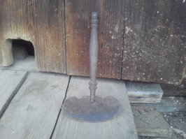 Тяпка... Думаю не довоенная, а дореволюционная. У меня такая есть с бронзовой ручкой, тяжеленная.