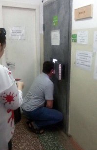 Оно существует, это окошко! 

"Вот стоишь-стоишь,   глядь, и достоялся до выплатного окошечка. Твое счастье, нагибайся. А почему нагибайся: потому как оно в аккурат на уровне пупа проверчено, узенькое такое. А это оттого, что мурза по ту сторону на тубарете сидит, оно ему и удобно. А еще затем придумано, чтоб нам в пояс ему кланяться, смирение выказывать, чтоб покорность в организме была. Ведь ежели во весь рост стоишь, бляшки пересчитываешь, дак мало ли что в голову вступит. Дескать, а что так мало-то, или: а чего они рваные, или: да все ли он мне выдал, не зажал ли пригоршню, ирод проклятый; и другое своеволие. А когда в пояс согнешься, да голову набок вывернешь, чтоб видать сподручнее, что дают, да руку-то в окошечко далеко-о-о-о-о просунешь,   а оно ж глубокое,   да пальцы-то растопыришь, чтоб бляшки ухватить, аж плечо заломит,   вот тогда и чувствуешь, что такое есть государственная служба, ея же и сила, и слава, и власть земная, во веки веков, аминь."