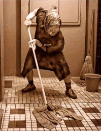 Уборщице тёте Нюше надоело ждать... вот она их и выперла...