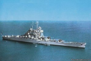 самое красивое в военных флотах мира было спущено на воду в 30-40 годы... просто неописуемой красоты тяжелые крейсера и линкоры... даже не смотря на то, что все они были противниками СССР. прямыми или косвенными или идеологическими в будущем... единственное, что линкоры (артиллерийские корабли с тяжелым бронированием, большим главным калибром и большим водоизмещением) - по большому не выполнили своей прямой роли - разносить флоты противника в щепки.  большинство линкоров были просто бабайками, ничего не могущими без кучи подлодок, эсминцев и крейсеров. просто своим наличием сковывали флот противника. но, по сути, ничем не отличились в морских сражениях. 
большая часть суперлинкоров Италии, Германии, Франции - были потоплены самолетами, не принеся значимых побед на море. Разве что германский Бисмарк, который утопил британский линкор Худ, но сам не смог дойти до базы и был утоплен англичанами. в общем - это был закат эры линкоров, начало эры авианосцев и буйство подводного флота.
и тем не менее - эти корабли невероятно красивы: