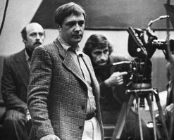 Блин, опять Путин на заднем плане, только уже в парике.... Это уже прямо мистика какая-то....