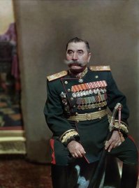 А никто не обратил внимания, что у трижды Героя, полного кавалера Георгия, Маршала мундир на левую (женскую) сторону застёгивается? И ордена не по ранжиру висят на мундире.  Минус автору поста!!!