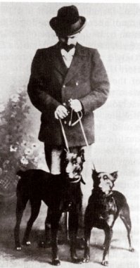 Житель немецкого городка Апольда, Фридрих Луис Доберман был, как сказали бы наши современники, классическим интровертом. Соседи знали его как замкнутого человека с тяжёлым, но спокойным характером. Он сторонился людей, предпочитая им "общество" собак, возне с которыми отдавал всё своё свободное время. Он даже устроился работать в местный приют для бездомных собак, где отбирал самых злых и сильных псов, забирая их к себе домой. Соседи судачили между собой, что странный господин Доберман решил вывести идеальную собаку-телохранителя, сильную, храбрую и преданную, которая помогала бы ему в работе. Помимо работы в приюте Фридрих был ещё и городским сборщиком налогов и ночным полицейским.
Он посвятил своему странному увлечению без малого четверть века, ведя селекцию по наитию, без чёткого плана и записей. И в один прекрасный день горожане увидели, что странный "налоговый инспектор" достиг своей цели, создав идеального четвероногого телохранителя. Собаки из питомника Добермана стали пользоваться спросом, вначале в Апольде, затем в Тюрингии и дальше по всей Германии и за её пределами.
Фридрих Луис Доберман умер 9 июня 1884 года, в возрасте 60 лет. Лишь 11 лет спустя созданная им "идеальная собака" была выведена в отдельную породу, а спустя ещё 6 лет она была названа в честь своего создателя.

На фото Фридрих Луис Доберман и его "идеальные собаки".