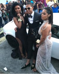 адски дурацкая мода! короткие брюки... как нищеброд.
 Такое чувство, что он вещи за брата донашивает