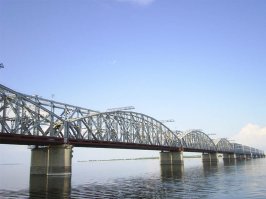 Современный мост. Старый несколько лет назад заменили новым. Вот старый, склепанный ещё в 1916-ом.