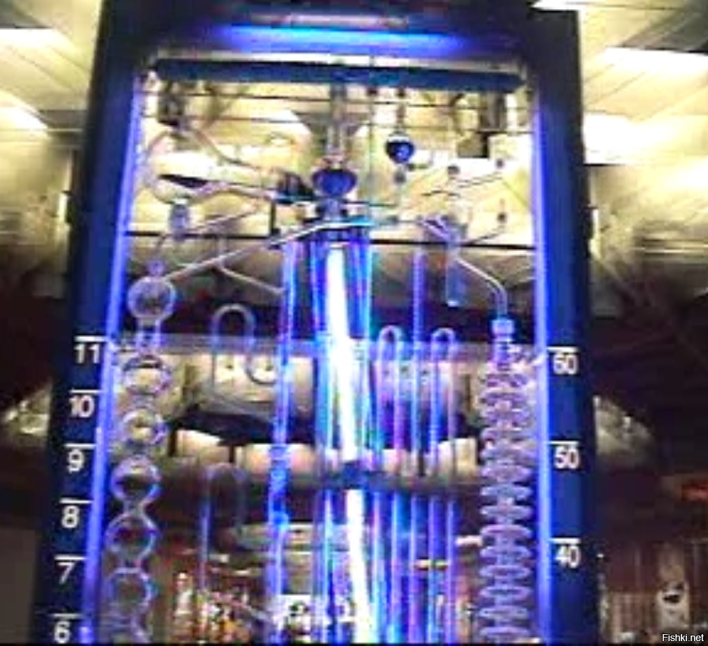 Не то чтобы фонтан, но раз уж речь шла о часах. Огромные водяные часы  с маятником в Париже. Завораживающее зрелище - смотреть как вода переливается внутри из одной колбы в другую. 
Sorry за качество, скриншот с видео.