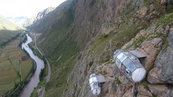 На одной из отвесных скал Перуанских Анд на высоте 122 метра подвешены три прозрачные жилые капсулы, служащие номерами необычного отеля для любителей экстремальных ощущений - Skylodge Adventure Suites. Он расположен в верхней части горы прямо над пропастью, откуда открывается живописный вид на величественную Священную долину инков (Урубамба).
Три прозрачные капсулы Skylodge Adventure Suites выполнены из прочного погодоустойчивого поликарбоната и аэрокосмического алюминия. Они состоят из шести окон и четырех вентиляционных каналов, которые обеспечивают комфортную атмосферу внутри номера. Альтернативная система освещения представлена четырьмя внутренними лампами и светом для чтения   все питаются от солнечных батарей. Размеры конструкций - 7 метров в длину и 2,5 метра в ширину и высоту. Каждый номер оборудован четырьмя кроватями, столовой и отделенной от спальни ванной комнатой с раковиной и эко-туалетом. Максимальная вместимость капсулы-люкса   8 человек.