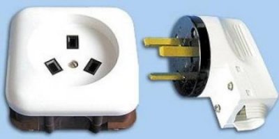 По розетке разговаривает?