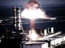 Не ссорьтесь, лихие эстонские парни. Чтобы понять причину надо знать физику ВСЕх процессов происходящих в реакторе РМБК-1000. Я попытаюсь объяснить суть происшешего, но думаю зря колыхнул вопрос, сугубо профессианальный.
При работе реактора как вы знаете ТВЭлы и Графитовые стержни нагреваются, соответственно твэлы находятся всегда в активной зоне, а стержни управляют ходом реакции, вводя и вывоя их из активной зоны. При нажатии на кнопку аварийной защиты графитовые стержни полностью вводятся в активную зону и гасят реакцию, пока все просто. Вот это просто и сыграло роковую роль, реактор был остановлен по аварийному, фактор первый уже идут нештатные процессы, но об этом никто не думает. По регламенту разгонять реактор можно только через 8 часов, но горит план, командировка и ожидается огромная вундервафля за несогласованный экспиримент и руководитель дает поиказ на разгон. Именно из-за нештатной остановки в реакторе избыточная температура, но из-за особенности расположения температурных датчиков операторы еще не вкурсе и продолжают разгон. В оперзал вбигает работник машзала и кричит что с реактором, на котором 300 кг. Сборки уже начинают подпрыгивать от избыточного, охренительного давления. Далее происходит полная непонятка, которую я лично могу оъяснить только либо тупостью, либо алкогольным опьянением, а так как тупых там не держат, значит синька. Вместо того, чтобы плавно сбросить давление и снизить температуру идет команда на сброс аварийной защиты. А что будет, если в кипяток ввести раскаеные предметы? Правильно в верхней части реактора возникла повышенная температура, оказавшаяся закритической, что и привело к