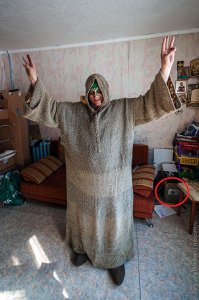 Дурак-дураком, а в банке счет и сейф в квартирке имеется)