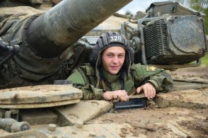 а это Андрюха - механик-водитель Т-90С... 
3х литровый военный мазерати с АКПП без дверей и крыши