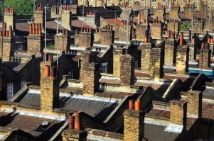 А ещё была такая организация "London Transport Executive (LTE, 1948)", которая объявила трамваи злом "создающим пробки, шумящим, с некрасивыми проводами и дорогим ремонтом дорог".

"Операцию Трамвай" провели быстро (за 1.5 года) и аккурат к лету 1952 последний трамвай уступил место дымящему дизельному автобусу. Смог кое-как выветривался, но когда ветер стих (и пришёл туман) - автобусы продолжали коптить в пробках пока всё не встало.

А так - да, дышать производными серной кислоты конкретно вредно для здоровья (кроме 12 тысяч жертв было ещё около 200 тысяч пострадавших)

P.S.

в защиту Лорда Latham'а (и прочих из LTE) могу скзать лишь то, что автобусы тогда видели более удобным транспортом будущего и не особо знали о понятии "экология". Дороговизна металла после Второй Мировой делала модернизацию трамвайной системы неподъёмной, а (пролоббированная) национализация электростанций и удорожание эл-ва сделала трамваи нерентабельными без гос-дотаций.

P.P.S.

Собственно благодаря Большому Смогу и появился "Clean Air Act 1956", который среди всего прочего повлиял на внешний вид Лондонских дымоходов - их стали удлиннять не только на фабриках но и в частных домах делая работу трубочистов весьма увлекательнее.