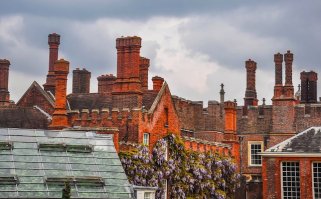 А ещё была такая организация "London Transport Executive (LTE, 1948)", которая объявила трамваи злом "создающим пробки, шумящим, с некрасивыми проводами и дорогим ремонтом дорог".

"Операцию Трамвай" провели быстро (за 1.5 года) и аккурат к лету 1952 последний трамвай уступил место дымящему дизельному автобусу. Смог кое-как выветривался, но когда ветер стих (и пришёл туман) - автобусы продолжали коптить в пробках пока всё не встало.

А так - да, дышать производными серной кислоты конкретно вредно для здоровья (кроме 12 тысяч жертв было ещё около 200 тысяч пострадавших)

P.S.

в защиту Лорда Latham'а (и прочих из LTE) могу скзать лишь то, что автобусы тогда видели более удобным транспортом будущего и не особо знали о понятии "экология". Дороговизна металла после Второй Мировой делала модернизацию трамвайной системы неподъёмной, а (пролоббированная) национализация электростанций и удорожание эл-ва сделала трамваи нерентабельными без гос-дотаций.

P.P.S.

Собственно благодаря Большому Смогу и появился "Clean Air Act 1956", который среди всего прочего повлиял на внешний вид Лондонских дымоходов - их стали удлиннять не только на фабриках но и в частных домах делая работу трубочистов весьма увлекательнее.