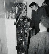 Что продавалось в торговых автоматах СССР: от бутербродов до керосина