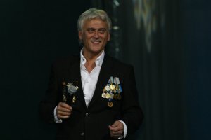 Да, артист не плохой. Воевал где ?