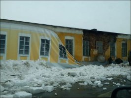 Тогда широкоформатной печати не было, фасады разрушенные закрыть.