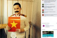 Школьник перепутал библейского персонажа со Сталиным



Школьник из Санкт-Петербурга сыграл в рождественском спектакле роль библейского Иосифа, по ошибке нарядившись Иосифом Сталиным. Об этом в Facebook рассказал отец мальчика Федор Гавриченко.

 Вчера мой 12-летний сын участвовал в рождественском школьном спектакле. Он заранее объявил, что ему досталась роль Иосифа Сталина, который что-то сообщает какой-то женщине. Мы не сильно удивились, потому что за годы в школе сыграли много ролей, например эпохальную роль Арбуза ,   написал Гавриченко.

К спектаклю родители изготовили для мальчика костюм Сталина: пришили к брюкам генеральские лампасы, достали офицерские сапоги и френч с маршальскими погонами, сделали усы.

 Перед самым началом выяснилась завязка драмы: да, сыну досталась роль Иосифа. Только не Иосифа Сталина! Просто Иосифа! Который сообщает  благую весть!! Деве Марии!!! Спектакль-то рождественский!!!! Времени не было, и сын отправился сообщать благую весть в виде Иосифа Сталина ,   рассказал Гавриченко.

Согласно библейскому тексту, благую весть Марии принес архангел Гавриил.

Это не единственный случай, когда дети приходят на утренники в необычных костюмах. Благовещенский школьник Платон Еряшев пришел на школьную новогоднюю елку в маске российского президента Владимира Путина, сообщает  Амурская правда .

По словам мальчика, он хотел нарядиться героем  Звездных войн  Дартом Вейдером, однако не смог найти нужный костюм в магазинах.  Так получилось, что папе из Лондона привезли в подарок маску Путина. И он предложил мне быть президентом   я сразу согласился ,   объяснил школьник.