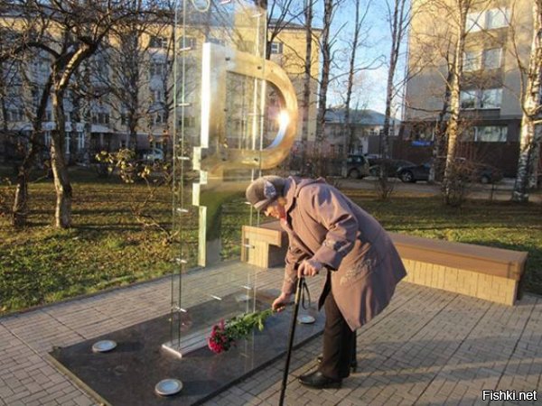 вот конечно самое оригинальное фото с памятником... рублю.



Когда в Сыктывкаре открыли памятник Рублю, никто не учёл поведенческих паттернов россиян.