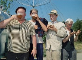 А вот этот старичок с носовым платком на голове - Георгий Светлани, из тех актеров, которых мало кто знает по фамилии, но все помнят в лицо. 
Кажется, его молодым и не видели на экране - в кино он пришел поздно, в начале 40-х, главных ролей почти не было, в основном эпизоды, но какие! 
Хотя сам Георгий Данилович уверял, что если б его спросили "Как давно вы снимаетесь в кино?", он бы ответил : "Да так, примерно с 1907 года!.. 
И Светлани не лукавил. Он, действительно, в те годы часто попадал в поле зрения камеры, и не какой-нибудь, а царской. Это была кинохроника семьи Романовых.
Немногие знали, что 12-летний Гриша Пиньковский (настоящее имя Георгия Светлани) служил юнгой на знаменитой императорской яхте "Штандарт". Маленькому Цесаревичу Алексею он до того понравился, что с разрешения матери и отца был выбран ему в товарищи для игр. С трудом выговаривая фамилию нового друга, трехлетний наследник престола называл Гришу "Пиковски".
Сестры-княжны тоже дружили с мальчиком, часто фотографируя его и снимая на любительскую камеру. Снимков, подаренных девочками, у Гриши было много, но большинство из них позже пришлось уничтожить по понятным причинам. Осталось лишь несколько...
Новое имя Георгий и псевдоним "Светлани" артист взял себе лишь в 1925 году, после известия о рождении дочери Светы. Кем он до этого только не был! И юнгой, и регентом, и кузнецом, и авиатором. Великолепно танцевал, пел, жонглировал, играл на скрипке, закончил Императорские курсы дирижеров в Петербурге, и в итоге добрался до московского ГИТИСа, куда его приняли вне конкурса по рекомендации самого Мейерхольда, с ходу определившего у юного дарования безграничный талант эксцентрика.
Обо всем этом можно прочесть в замечательной книге "Товарищ Его Высочества". Спустя много лет после смерти Георгия Даниловича были найдены его дневники, которые родные, к счастью, опубликовали...
На последней фотографии цесаревич Алексей Николаевич (в центре) среди юнг яхты "Штандарт". Третий слева - Гриша Пиньковский.