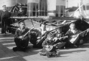 А вот этот старичок с носовым платком на голове - Георгий Светлани, из тех актеров, которых мало кто знает по фамилии, но все помнят в лицо. 
Кажется, его молодым и не видели на экране - в кино он пришел поздно, в начале 40-х, главных ролей почти не было, в основном эпизоды, но какие! 
Хотя сам Георгий Данилович уверял, что если б его спросили "Как давно вы снимаетесь в кино?", он бы ответил : "Да так, примерно с 1907 года!.. 
И Светлани не лукавил. Он, действительно, в те годы часто попадал в поле зрения камеры, и не какой-нибудь, а царской. Это была кинохроника семьи Романовых.
Немногие знали, что 12-летний Гриша Пиньковский (настоящее имя Георгия Светлани) служил юнгой на знаменитой императорской яхте "Штандарт". Маленькому Цесаревичу Алексею он до того понравился, что с разрешения матери и отца был выбран ему в товарищи для игр. С трудом выговаривая фамилию нового друга, трехлетний наследник престола называл Гришу "Пиковски".
Сестры-княжны тоже дружили с мальчиком, часто фотографируя его и снимая на любительскую камеру. Снимков, подаренных девочками, у Гриши было много, но большинство из них позже пришлось уничтожить по понятным причинам. Осталось лишь несколько...
Новое имя Георгий и псевдоним "Светлани" артист взял себе лишь в 1925 году, после известия о рождении дочери Светы. Кем он до этого только не был! И юнгой, и регентом, и кузнецом, и авиатором. Великолепно танцевал, пел, жонглировал, играл на скрипке, закончил Императорские курсы дирижеров в Петербурге, и в итоге добрался до московского ГИТИСа, куда его приняли вне конкурса по рекомендации самого Мейерхольда, с ходу определившего у юного дарования безграничный талант эксцентрика.
Обо всем этом можно прочесть в замечательной книге "Товарищ Его Высочества". Спустя много лет после смерти Георгия Даниловича были найдены его дневники, которые родные, к счастью, опубликовали...
На последней фотографии цесаревич Алексей Николаевич (в центре) среди юнг яхты "Штандарт". Третий слева - Гриша Пиньковский.