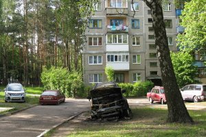 Имхо, это не возмездие за парковку на газоне. Ведь самую левую машину не сожгли же! А может поджег совершил ее хозяин? Это дедукция Ватсон!