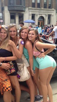 А вы сможете сказать, что не так на этом фото четырех девушек?