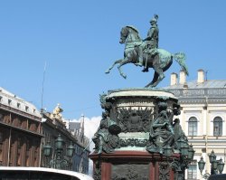 Без политики. Скульптура, на мой взгляд, очень красива! И очень интересно обыграна 2х опорная конная скульптура, используя 3 опоры.
ЗЫ: Не искусствовед, а инженер. Просто в мире очень мало 2х опорных конных композиций (конь вздыбился). Наверное, самая известная в России: