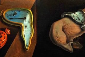 На лице часов, в усы закрутились стрелки
И склонились на до мной сонные сиделки....