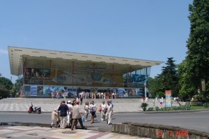 ВЕЧНАЯ ПАМЯТЬ! 
Тебе, 
Знаковое место города СОЧИ -
Кинотеатр "СПУТНИК"!
....
"... в 2006 году городская администрация выдала разрешение на снос здания с условием, что до 1 августа 2009 года новый комплекс будет построен.
В итоге строительство было заморожено, а со временем на месте снесенного  Спутника  появилась парковка.
В ноябре (2013)  администрация города отрапортовала, что на месте бывшего  Спутника  планируется возведение многоуровневой парковки, на верхнем этаже которой откроется кинотеатр с историческим названием  Спутник .
С 2013г. по н.в.: Новостей по поводу многоуровневой парковки нет. Сейчас на месте  Спутника  располагается платная парковка и множество магазинчиков узких направленностей."
По материалам интернет-изданий.