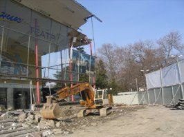 ВЕЧНАЯ ПАМЯТЬ! 
Тебе, 
Знаковое место города СОЧИ -
Кинотеатр "СПУТНИК"!
....
"... в 2006 году городская администрация выдала разрешение на снос здания с условием, что до 1 августа 2009 года новый комплекс будет построен.
В итоге строительство было заморожено, а со временем на месте снесенного  Спутника  появилась парковка.
В ноябре (2013)  администрация города отрапортовала, что на месте бывшего  Спутника  планируется возведение многоуровневой парковки, на верхнем этаже которой откроется кинотеатр с историческим названием  Спутник .
С 2013г. по н.в.: Новостей по поводу многоуровневой парковки нет. Сейчас на месте  Спутника  располагается платная парковка и множество магазинчиков узких направленностей."
По материалам интернет-изданий.