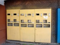 В Джанкое в пивной возле рынка соят разливочный автомат. Насыпешь три монетки по двадцать копеек или четыре по пятнадцать - и бокал пива твой. Но иногда автомат начинал шутить - деньги возьмет, пива не даст. Опытные потребители пива с интересом наблюдали, как человек, впервые столкнувшийся с этим "шутником", начинал судорожно давить на кнопки, орать и стучать кулаком. Убедившись, что денег и пива ему не видать, бедолага изи всех сил пинал автомат. И вот тут начинался праздник.
После пинка автомат включал омыватель кружки на полную мощность и окатывал нервного клиента хорошей порцией воды, а зрители, давно уже прошедшие этот путь, начинали ржать и комментировать.