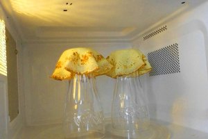 Немного не в тему, но как вариант приготовления корзинок из блинов весьма практично.