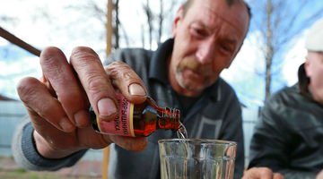 незнаю насчет смешать всё вместе и съесть, НО петрушка отлично удаляет запах чеснока и лука.
А по поводу боярышника...
