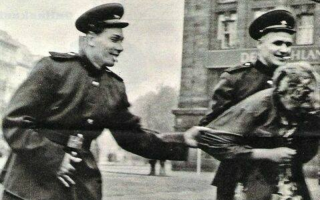 Не знаю... ради интереса ввел в гугле  зверства Русских солдат фото, и не нашел, куча фото с участием Немцев, Американцев, Японцев, исламистов всяких, с Русскими нет ну кроме этих двух, но это да же зверством не назовёшь