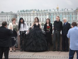 На мой взгляд в тысячи раз лучше, чем это проходит у наших "неформалов". И красиво, и в вампирском стиле выдержано, и фото классные, и атмосферно. Ну нравится людям "вампирская тема", так и пусть.
Для сравнения.....