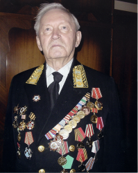 Дедуля мой. "За взятие Берлина" в центре.